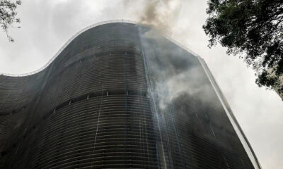 Fotografía del humo producido por un incendio en un edificio emblemático, este jueves en Sao Paulo (Brasil). EFE/ Ailén Desirée Montes