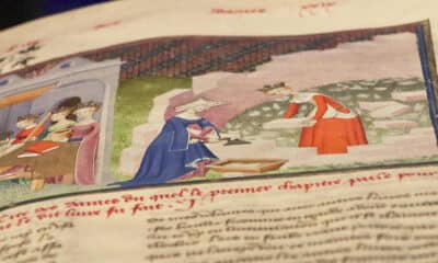 La Biblioteca Británica da espacio a la voz y cuenta la historia de las mujeres en el medievo (1100-1500), una época con la narrativa dominada por el hombre, con su exposición "Mujeres Medievales: En sus propias palabras" hasta el próximo 2 de marzo 2025. EFE/Guillermo Garrido