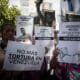 Fotografía de archivo de personas con carteles que muestran imágenes de detenidos durante una manifestación frente a la sede del Ministerio de Servicio Penitenciario, en Caracas. EFE/ Miguel Gutierrez