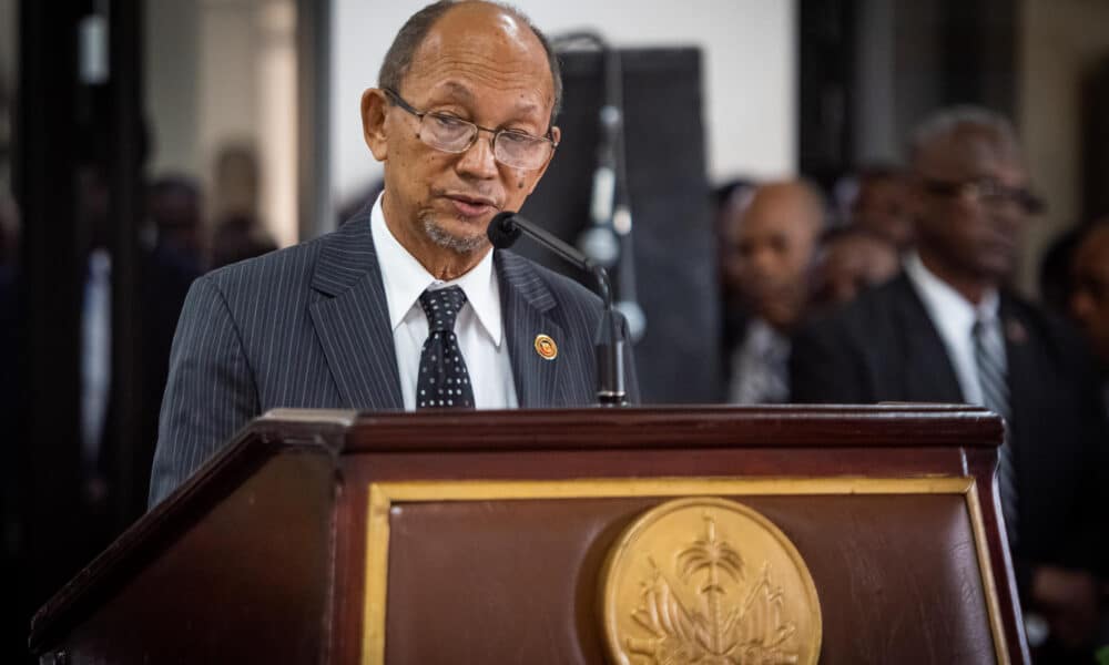 El nuevo presidente del Consejo de Transición (CPT) de Haití, Leslie Voltaire, habla durante una rueda de prensa este lunes, en Puerto Príncipe (Haiti). EFE/ Johnson Sabin