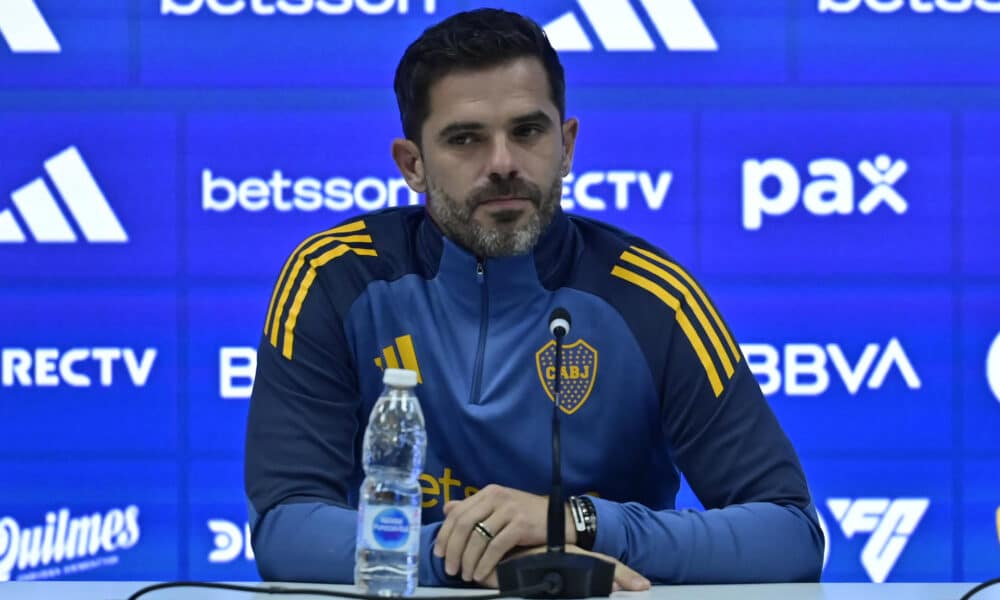 El ex futbolista argentino Fernando Gago habla durante una rueda de prensa tras asumir como nuevo entrenador de Boca Juniors en Buenos Aires (Argentina). EFE/ Matias Martin Campaya