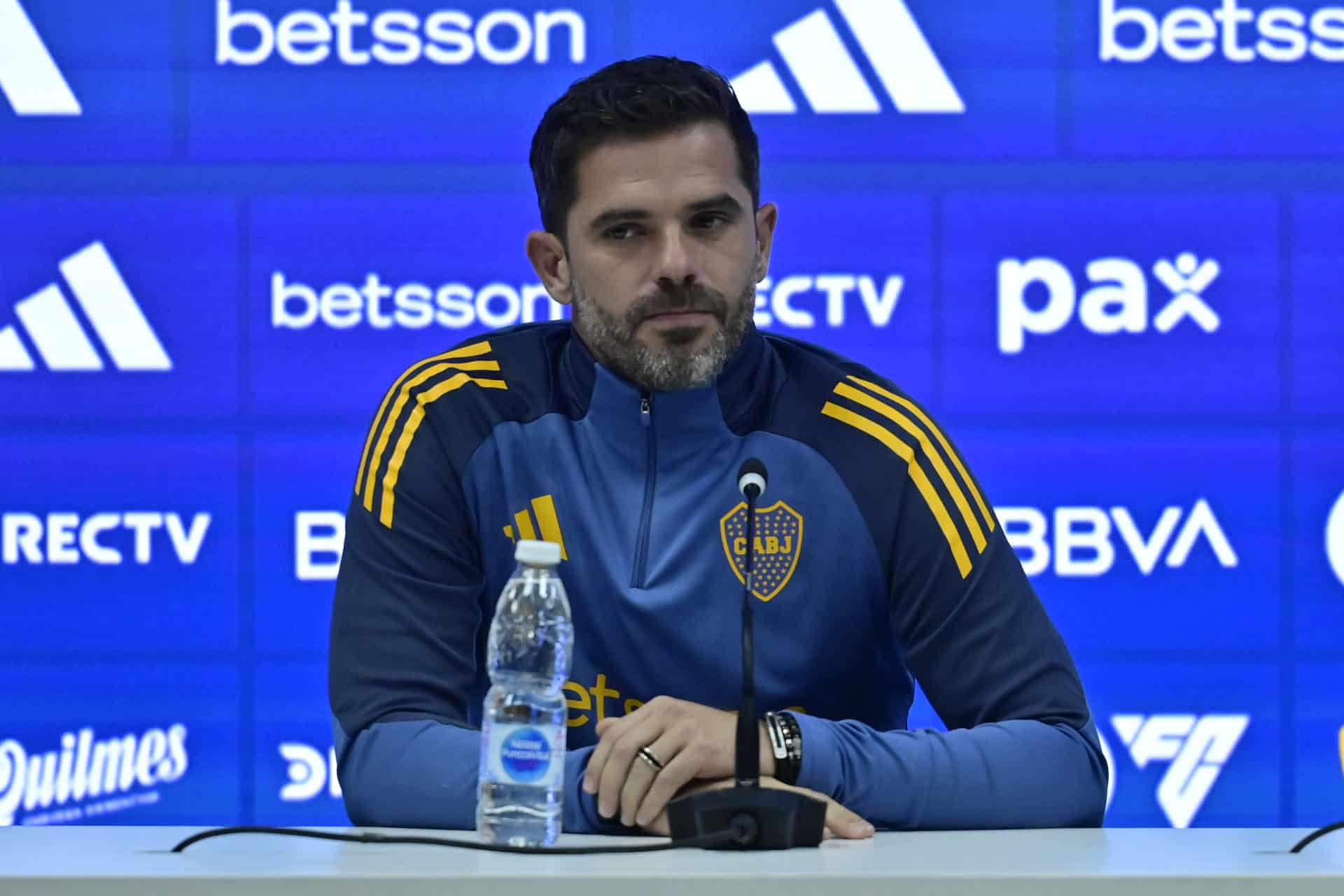 El ex futbolista argentino Fernando Gago habla durante una rueda de prensa tras asumir como nuevo entrenador de Boca Juniors en Buenos Aires (Argentina). EFE/ Matias Martin Campaya