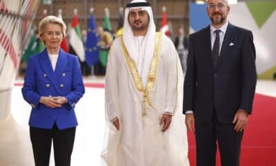 El presidente del Consejo Europeo, Charles Michel (d), y la presidenta de la Comisión Europea, Ursula von der Leyen (i), dan la bienvenida al primer ministro de los Emiratos Árabes Unidos, el jeque Maktoum bin Mohammed bin Rashid Al Maktoum, en la cumbre UE-Consejo de Cooperación del Golfo (CCG) en Bruselas, Bélgica, el 16 de octubre de 2024. Esta es la primera cumbre entre los líderes de la UE y el CCG, cuyo objetivo es desarrollar una asociación más estrecha. La Unión Europea es el segundo socio comercial más importante de los países del CCG, generando 170 000 millones de coronas en comercio en 2023; las importaciones de combustibles minerales representaron más del 75 % de las importaciones de la UE procedentes de los países del CCG. Desde 2020, las importaciones de combustible se han más que triplicado, principalmente debido al conflicto armado entre Rusia y Ucrania. (Bélgica, Rusia, Ucrania, Emiratos Árabes Unidos, Bruselas) EFE/EPA/JOHANNA GERON/PISCINA