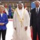 El presidente del Consejo Europeo, Charles Michel (d), y la presidenta de la Comisión Europea, Ursula von der Leyen (i), dan la bienvenida al primer ministro de los Emiratos Árabes Unidos, el jeque Maktoum bin Mohammed bin Rashid Al Maktoum, en la cumbre UE-Consejo de Cooperación del Golfo (CCG) en Bruselas, Bélgica, el 16 de octubre de 2024. Esta es la primera cumbre entre los líderes de la UE y el CCG, cuyo objetivo es desarrollar una asociación más estrecha. La Unión Europea es el segundo socio comercial más importante de los países del CCG, generando 170 000 millones de coronas en comercio en 2023; las importaciones de combustibles minerales representaron más del 75 % de las importaciones de la UE procedentes de los países del CCG. Desde 2020, las importaciones de combustible se han más que triplicado, principalmente debido al conflicto armado entre Rusia y Ucrania. (Bélgica, Rusia, Ucrania, Emiratos Árabes Unidos, Bruselas) EFE/EPA/JOHANNA GERON/PISCINA