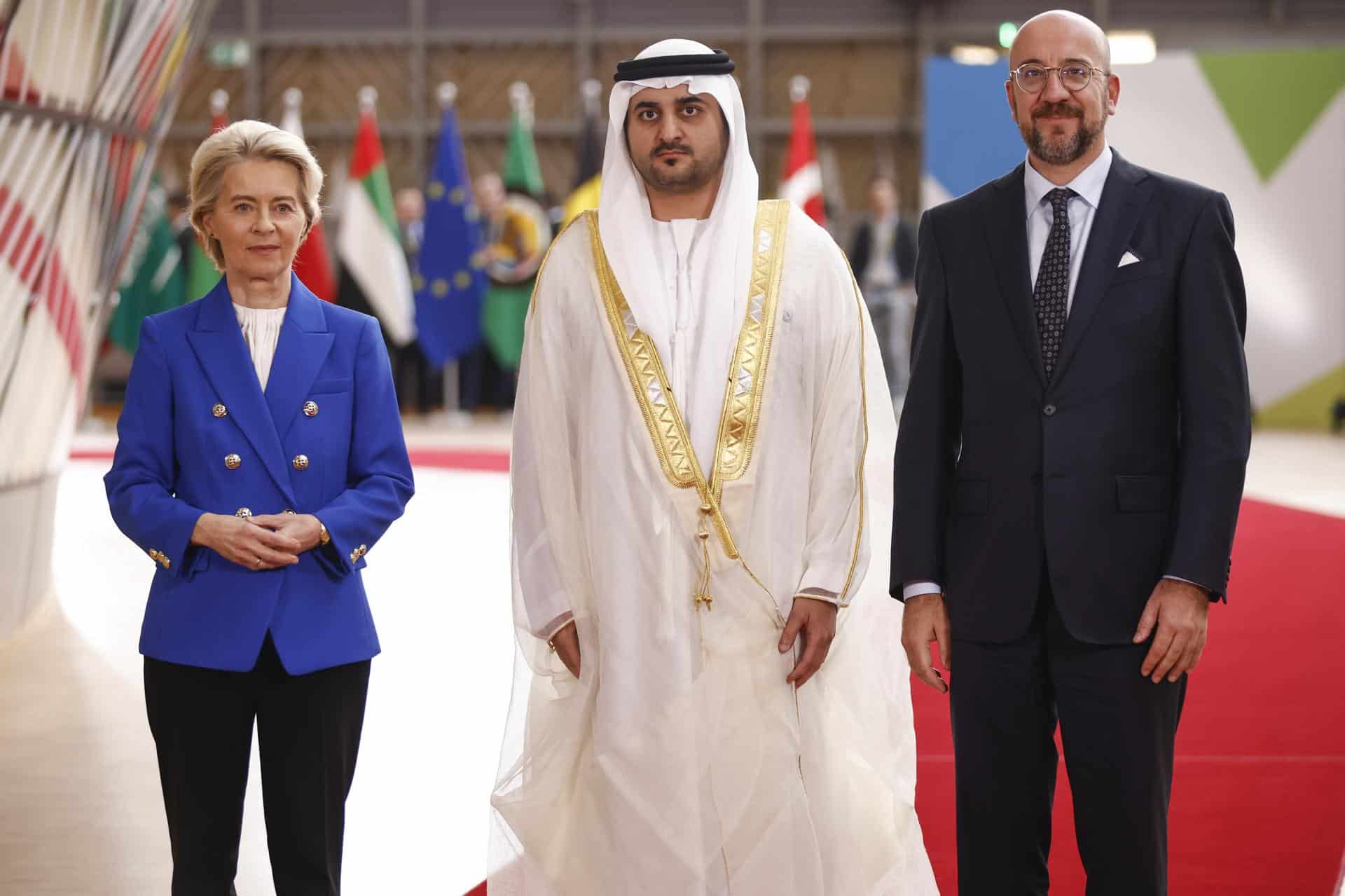 El presidente del Consejo Europeo, Charles Michel (d), y la presidenta de la Comisión Europea, Ursula von der Leyen (i), dan la bienvenida al primer ministro de los Emiratos Árabes Unidos, el jeque Maktoum bin Mohammed bin Rashid Al Maktoum, en la cumbre UE-Consejo de Cooperación del Golfo (CCG) en Bruselas, Bélgica, el 16 de octubre de 2024. Esta es la primera cumbre entre los líderes de la UE y el CCG, cuyo objetivo es desarrollar una asociación más estrecha. La Unión Europea es el segundo socio comercial más importante de los países del CCG, generando 170 000 millones de coronas en comercio en 2023; las importaciones de combustibles minerales representaron más del 75 % de las importaciones de la UE procedentes de los países del CCG. Desde 2020, las importaciones de combustible se han más que triplicado, principalmente debido al conflicto armado entre Rusia y Ucrania. (Bélgica, Rusia, Ucrania, Emiratos Árabes Unidos, Bruselas) EFE/EPA/JOHANNA GERON/PISCINA