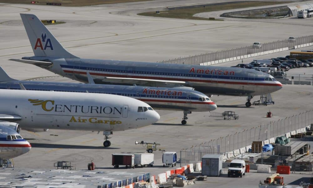 En la imagen de archivo, vista general de algunos aviones aparcados en el aeropuerto internacional de Miami (EE.UU.). EFE/John Watson-Riley