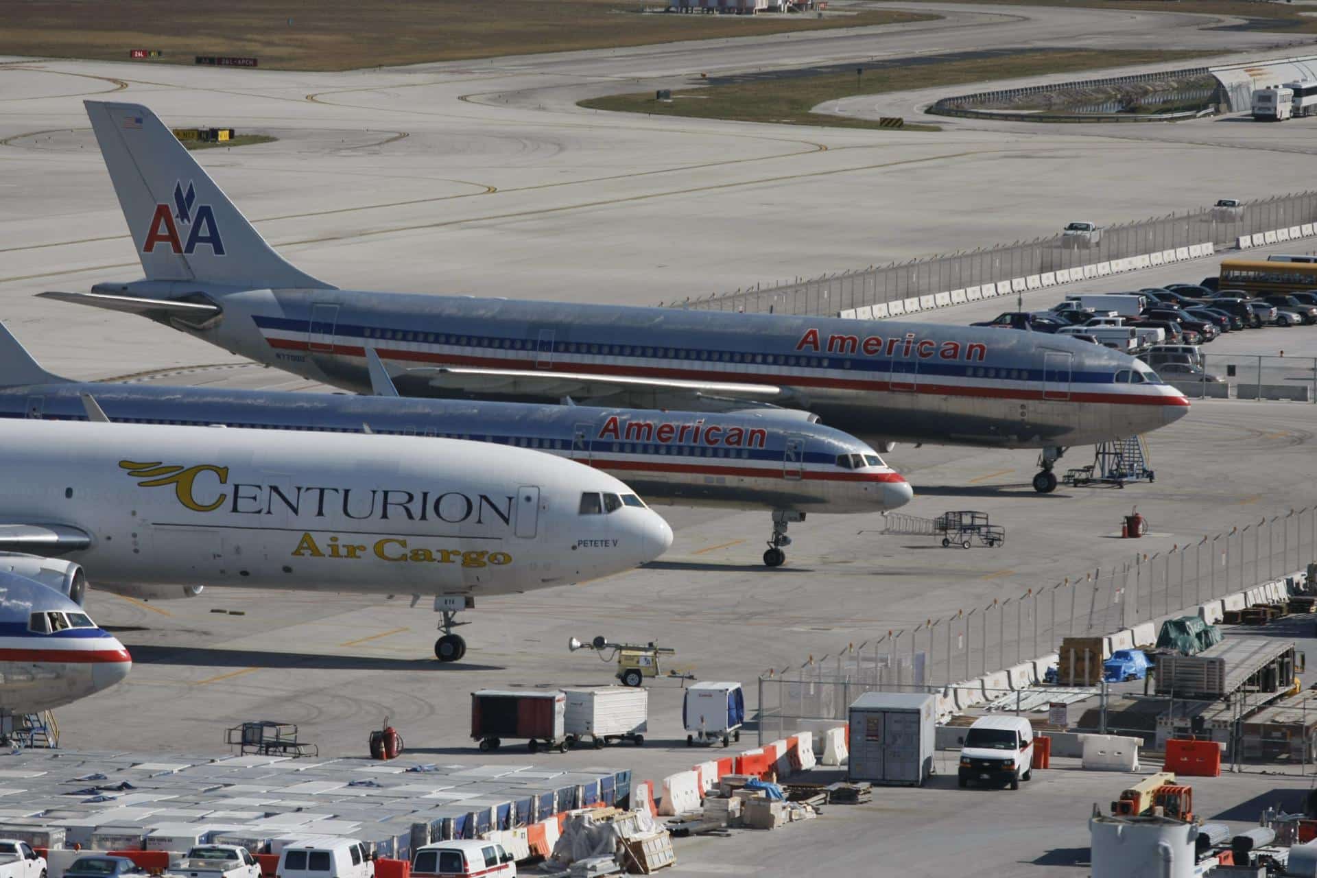 En la imagen de archivo, vista general de algunos aviones aparcados en el aeropuerto internacional de Miami (EE.UU.). EFE/John Watson-Riley