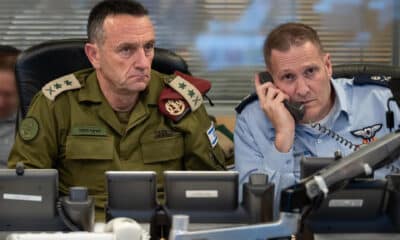 Fotografía cedida por el Ejército israelí del jefe del Estado Mayor, Herzi Halevi (i), supervisando junto al comandante de la Fuerza Aérea, Tomer Bar, el ataque a Irán el pasado viernes, /SOLO USO EDITORIAL/ SOLO DISPONIBLE PARA ILUSTRAR LA NOTICIA QUE ACOMPAÑA (CRÉDITO OBLIGATORIO)