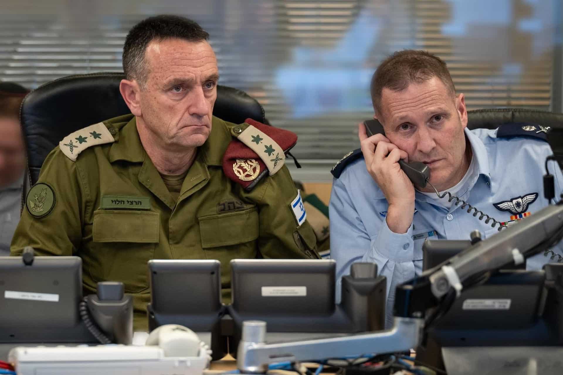 Fotografía cedida por el Ejército israelí del jefe del Estado Mayor, Herzi Halevi (i), supervisando junto al comandante de la Fuerza Aérea, Tomer Bar, el ataque a Irán el pasado viernes, /SOLO USO EDITORIAL/ SOLO DISPONIBLE PARA ILUSTRAR LA NOTICIA QUE ACOMPAÑA (CRÉDITO OBLIGATORIO)