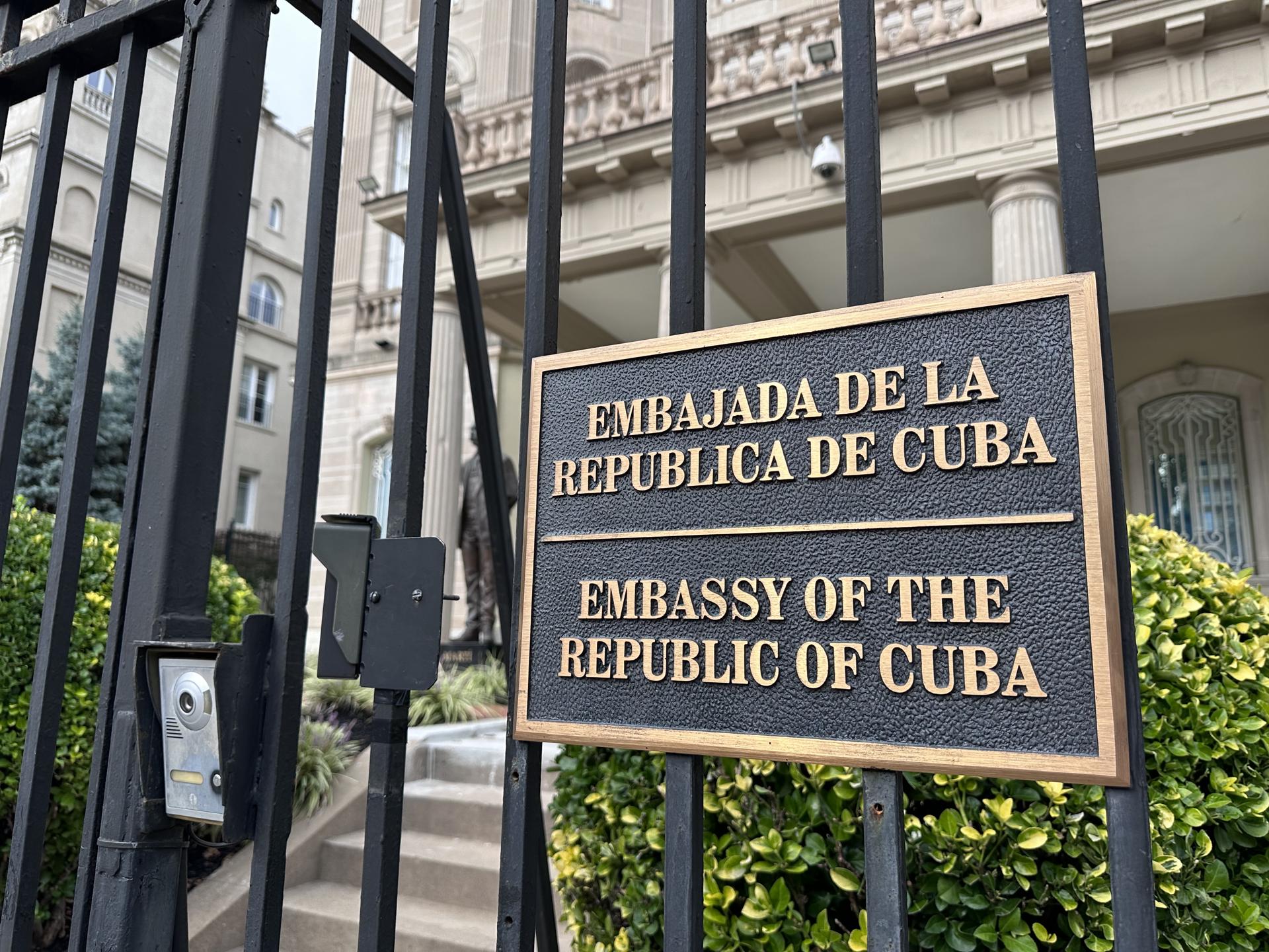 Fotografía de archivo en donde se ve la entrada de la Embajada de Cuba en EE.UU, en Washington, D.C EFE/ Octavio Guzmán