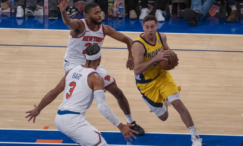 Mikal Bridges (i) de los New York Knicks disputa el balón con T.J McConnell (d) de los Indiana Pacers. EFE/ Ángel Colmenares