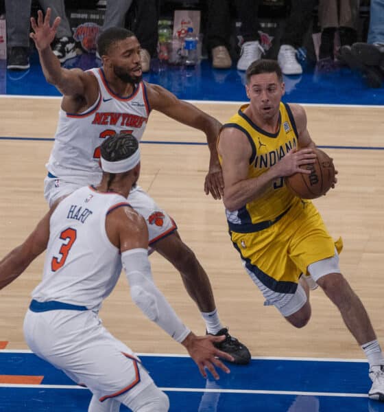 Mikal Bridges (i) de los New York Knicks disputa el balón con T.J McConnell (d) de los Indiana Pacers. EFE/ Ángel Colmenares