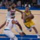 Mikal Bridges (i) de los New York Knicks disputa el balón con T.J McConnell (d) de los Indiana Pacers. EFE/ Ángel Colmenares