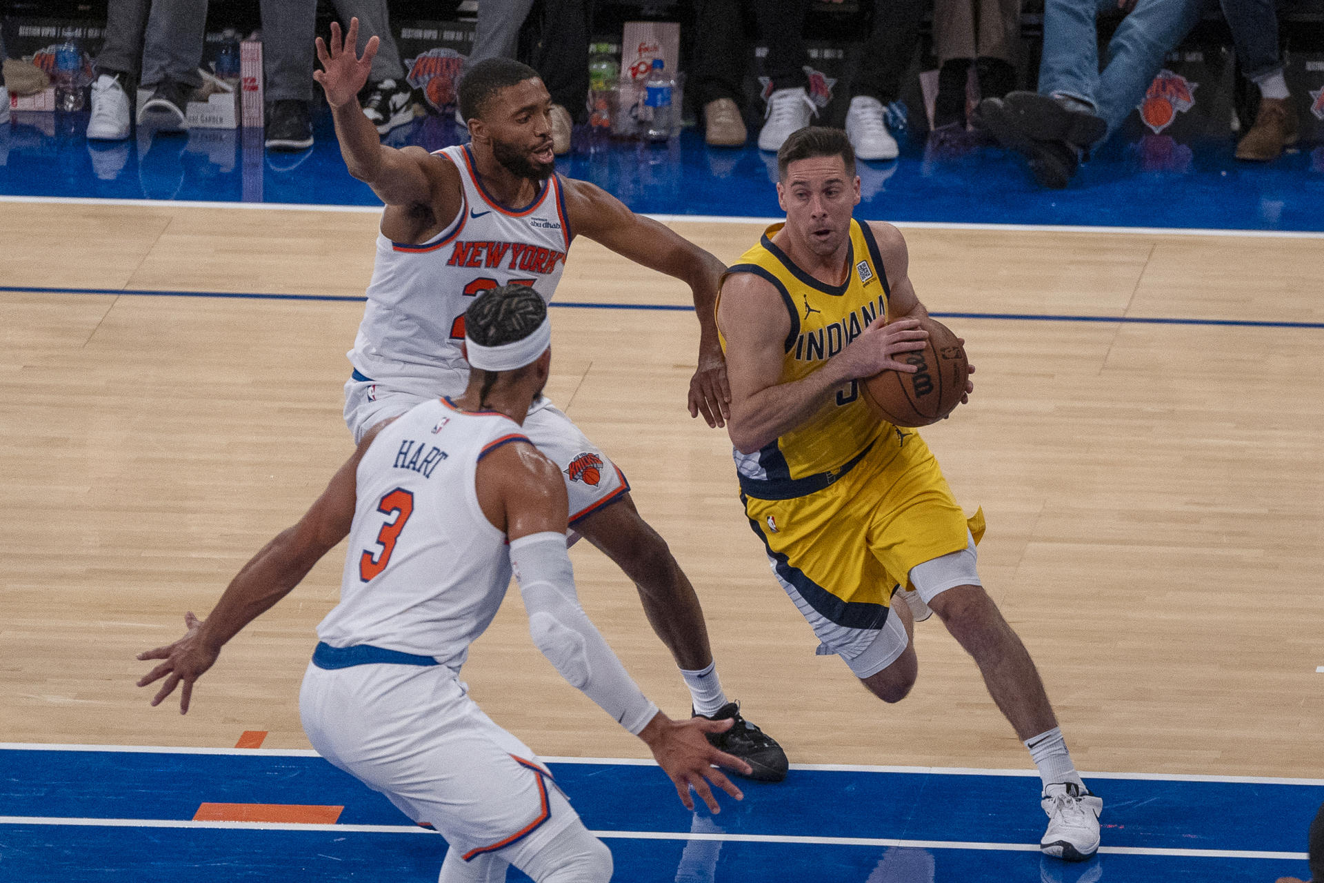 Mikal Bridges (i) de los New York Knicks disputa el balón con T.J McConnell (d) de los Indiana Pacers. EFE/ Ángel Colmenares