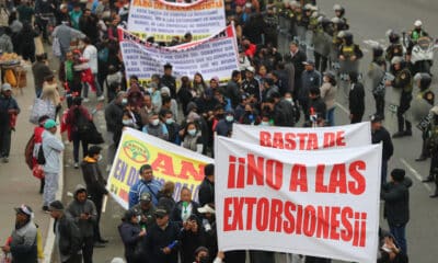 Fotografía de archivo del 26 de septiembre de 2025 de transportistas que se manifiestan durante una protesta en Lima (Perú). EFE/Paolo Aguilar