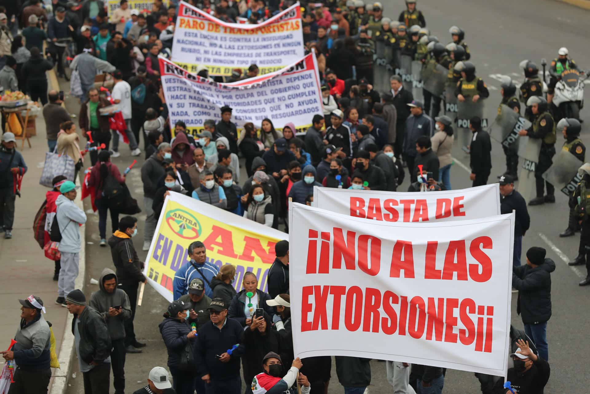 Fotografía de archivo del 26 de septiembre de 2025 de transportistas que se manifiestan durante una protesta en Lima (Perú). EFE/Paolo Aguilar