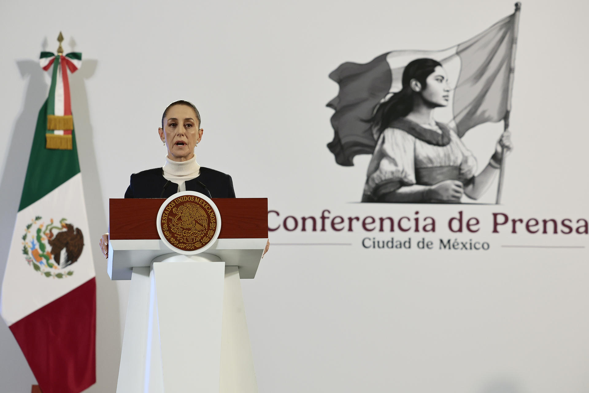 La presidenta de México, Claudia Sheinbaum, habla durante su rueda de prensa matutina en Palacio Nacional este martes, en Ciudad de México (México). EFE/ José Méndez