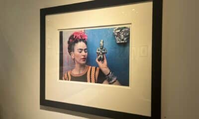 Una fotografía de la pintora mexicana Frida Kahlo es expuesta en la galería Throckmorton Fine Art en Nueva York (Estados Unidos), en una imagen de archivo. EFE/ Nora Quintanilla