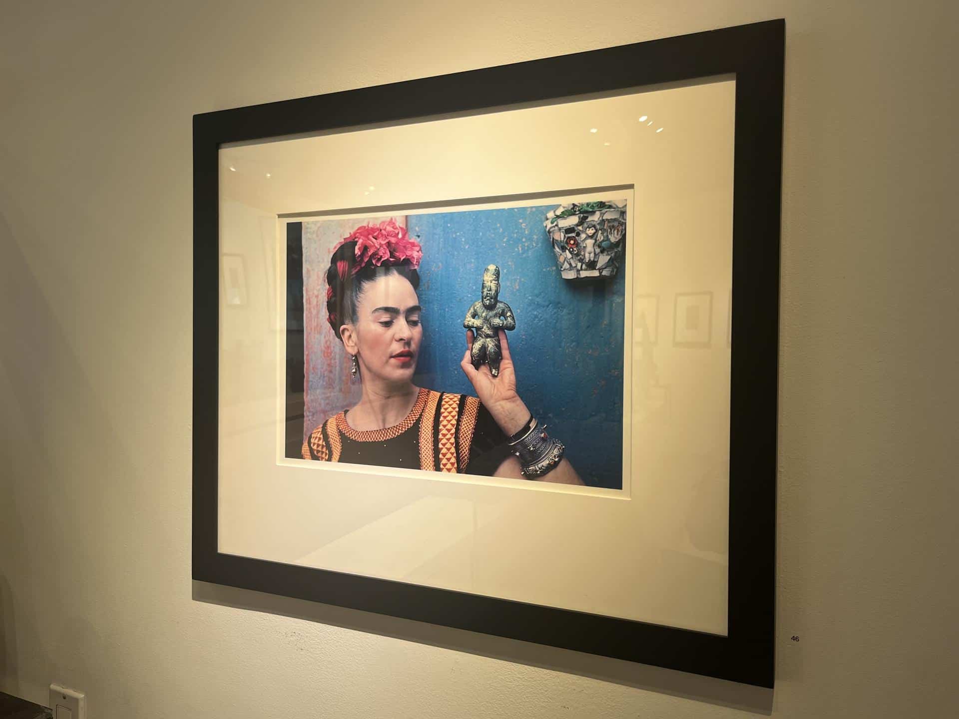 Una fotografía de la pintora mexicana Frida Kahlo es expuesta en la galería Throckmorton Fine Art en Nueva York (Estados Unidos), en una imagen de archivo. EFE/ Nora Quintanilla