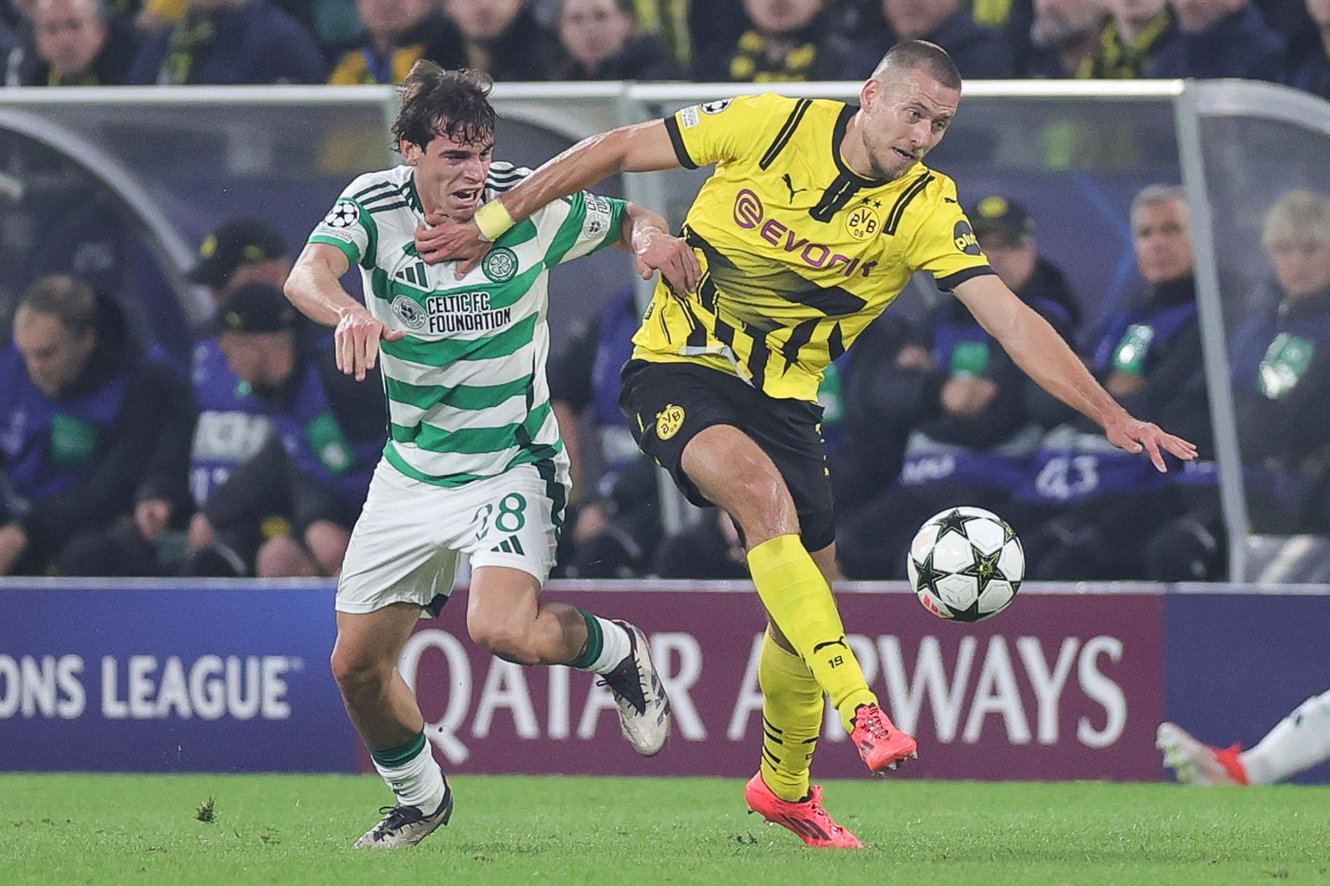 Imagen de archivo de Yan Couto (d) del Dortmund durante el partido de la Champions League entre Borussia Dortmund y Celtic en Dortmund, Alemania. EFE/EPA/FRIEDEMANN VOGEL