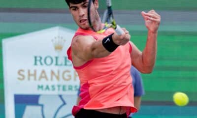 Carlos Alcaraz, en un momento de su partido de octavos de final ante el francés Gael Monfils, en el torneo de tenis de Shanghai. EFE/EPA/ALEX PLAVEVSKI