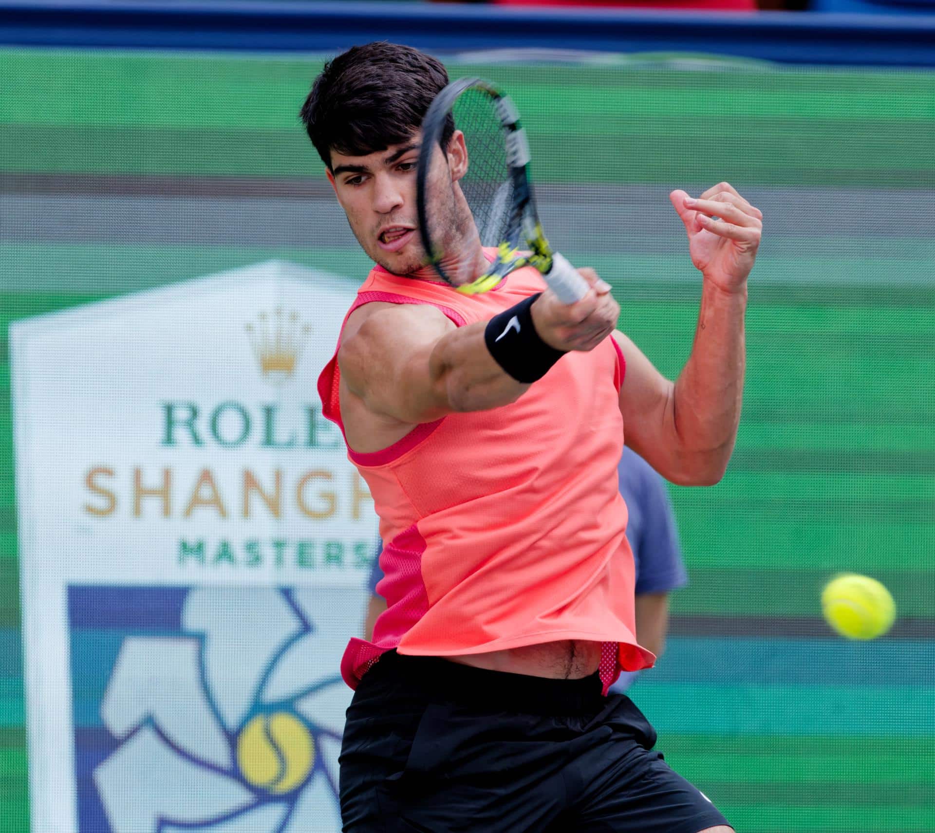 Carlos Alcaraz, en un momento de su partido de octavos de final ante el francés Gael Monfils, en el torneo de tenis de Shanghai. EFE/EPA/ALEX PLAVEVSKI