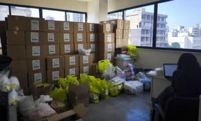 Cajas de comida apiladas en la oficina de la ONG Inara, en Beirut, para ser repartidas a centros de desplazados. Con el invierno a la vuelta de la esquina, muchos de los cientos de miles de desplazados por los ataques israelíes en el Líbano siguen a la intemperie en sus coches o tiendas de campaña sin saber dónde ir. EFE/ Isaac J. Martín