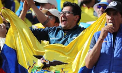 Fotografía tomada el 19 de septiembre en el estadio Rodrigo Paz de Quito durante el partido de eliminatorias del Mundial 2026 en el que jugadores de la selección de Perú se quejaron de los cánticos homofóbicos entonados por fanáticos ecuatorianos. EFE/ José Jácome