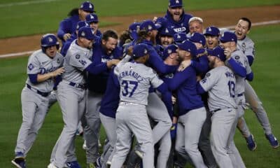 El pitcher de los Los Angeles Dodgers, Walker Buehler (C), es rodeado por sus compañeros de equipo para celebrar tras el último out contra los New York Yankees. EFE/EPA/CJ GUNTHER