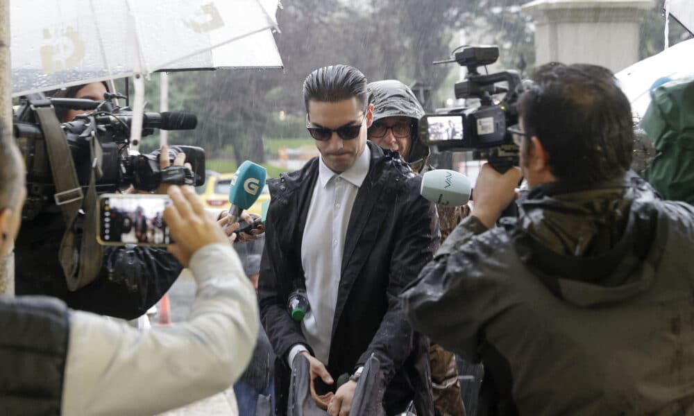 Continúa en la Audiencia Provincial de A Coruña el juicio por el asesinato de Samuel Luiz con cinco acusados para los que la Fiscalía pide penas de entre 22 y 27 años de prisión al ver agravante de discriminación por orientación sexual. En la imagen, el acusado Alejandro Míguez entrando a la vista de este lunes seguido por su abogado, Manuel Ferreiro. EFE/Cabalar