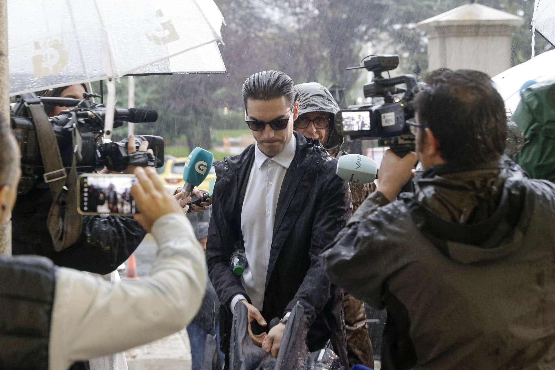 Continúa en la Audiencia Provincial de A Coruña el juicio por el asesinato de Samuel Luiz con cinco acusados para los que la Fiscalía pide penas de entre 22 y 27 años de prisión al ver agravante de discriminación por orientación sexual. En la imagen, el acusado Alejandro Míguez entrando a la vista de este lunes seguido por su abogado, Manuel Ferreiro. EFE/Cabalar