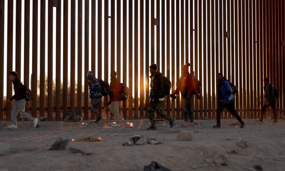 Fotografía de archivo de migrantes caminando a lo largo del muro fronterizo de EE. UU. en Arizona. CENA EFE/ALLISON