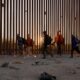 Fotografía de archivo de migrantes caminando a lo largo del muro fronterizo de EE. UU. en Arizona. CENA EFE/ALLISON