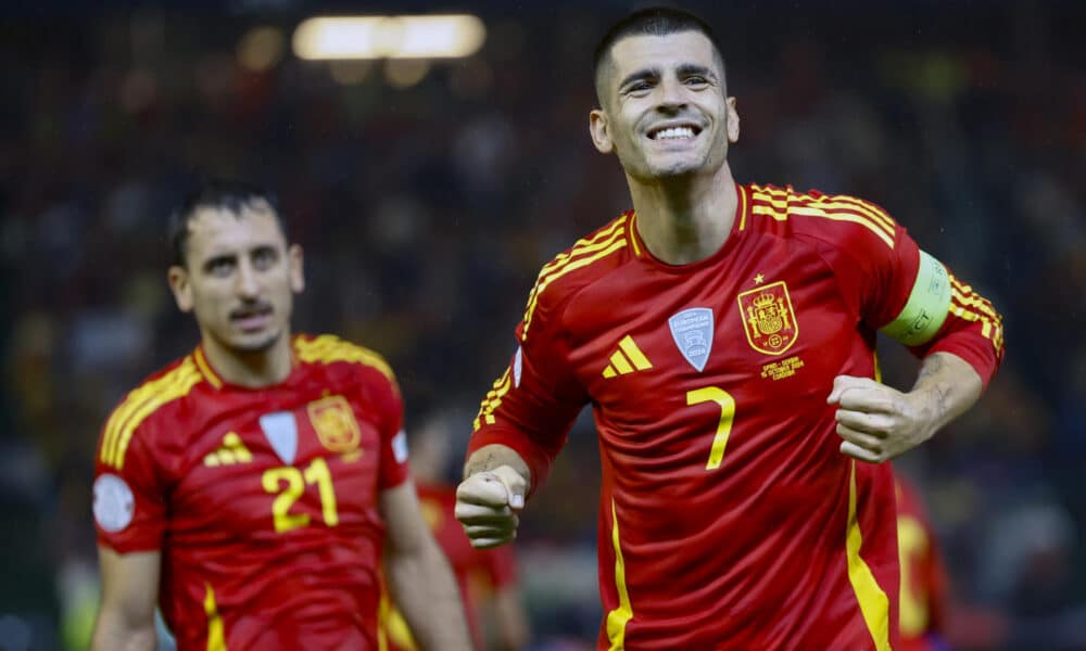 El delantero de la selección española Álvaro Morata (d) celebra tras marcar el segundo gol ante Serbia, durante el partido correspondiente a la fase de grupos de la Liga de Naciones que las selecciones de España y Serbia disputaron en el estadio Nuevo Arcángel, en Córdoba. EFE/Julio Muñoz