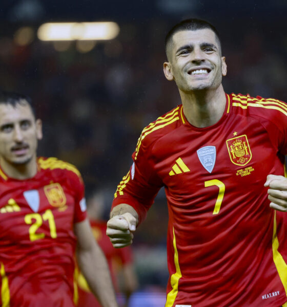 El delantero de la selección española Álvaro Morata (d) celebra tras marcar el segundo gol ante Serbia, durante el partido correspondiente a la fase de grupos de la Liga de Naciones que las selecciones de España y Serbia disputaron en el estadio Nuevo Arcángel, en Córdoba. EFE/Julio Muñoz