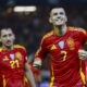 El delantero de la selección española Álvaro Morata (d) celebra tras marcar el segundo gol ante Serbia, durante el partido correspondiente a la fase de grupos de la Liga de Naciones que las selecciones de España y Serbia disputaron en el estadio Nuevo Arcángel, en Córdoba. EFE/Julio Muñoz