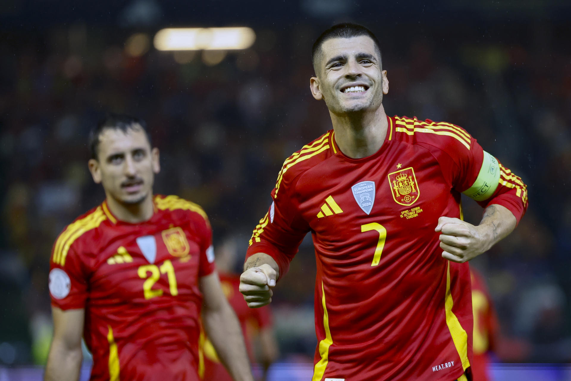 El delantero de la selección española Álvaro Morata (d) celebra tras marcar el segundo gol ante Serbia, durante el partido correspondiente a la fase de grupos de la Liga de Naciones que las selecciones de España y Serbia disputaron en el estadio Nuevo Arcángel, en Córdoba. EFE/Julio Muñoz