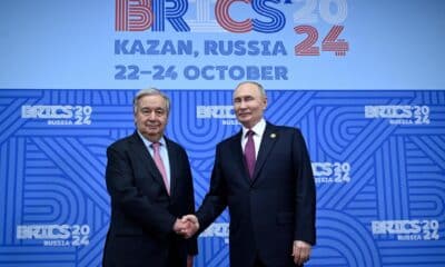 Fotografía del presidente de Rusia, Vladimir Putin (R), junto al secretario general, António Guterres. EFE/Alexander Nemenov