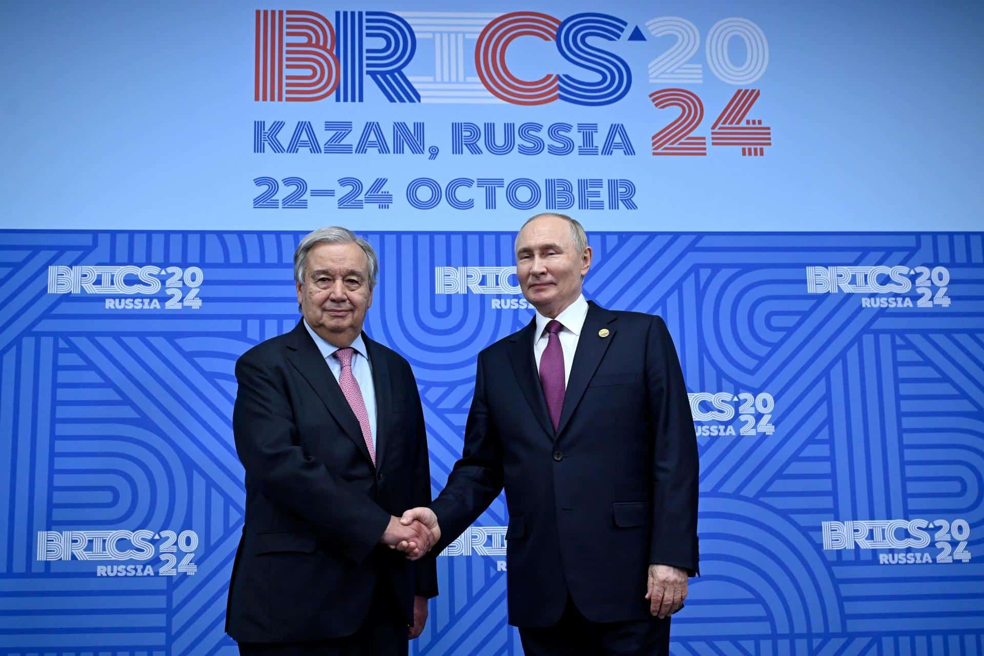 Fotografía del presidente de Rusia, Vladimir Putin (R), junto al secretario general, António Guterres. EFE/Alexander Nemenov