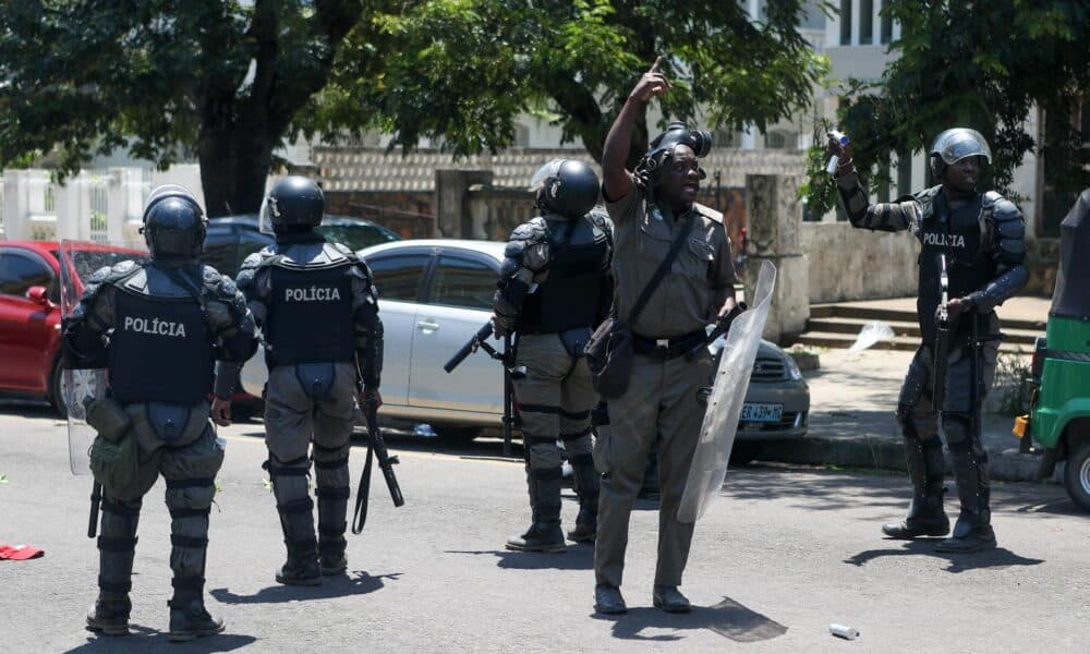 Miembros de la policía antidisturbios se encuentran en una calle durante una protesta de simpatizantes de la Resistencia Nacional Mozambiqueña (RENAMO) en repudio a los resultados de las sextas elecciones municipales en Maputo, Mozambique, el 27 de octubre de 2023. La Comisión Nacional Electoral (CNE) de Mozambique declaró el triunfo del partido gobernante, Frelimo, en 64 de los 65 municipios del país el 26 de octubre. (Elecciones, Protestas) 
EFE/EPA/LUISA NHANTUMBO