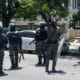 Miembros de la policía antidisturbios se encuentran en una calle durante una protesta de simpatizantes de la Resistencia Nacional Mozambiqueña (RENAMO) en repudio a los resultados de las sextas elecciones municipales en Maputo, Mozambique, el 27 de octubre de 2023. La Comisión Nacional Electoral (CNE) de Mozambique declaró el triunfo del partido gobernante, Frelimo, en 64 de los 65 municipios del país el 26 de octubre. (Elecciones, Protestas) 
EFE/EPA/LUISA NHANTUMBO