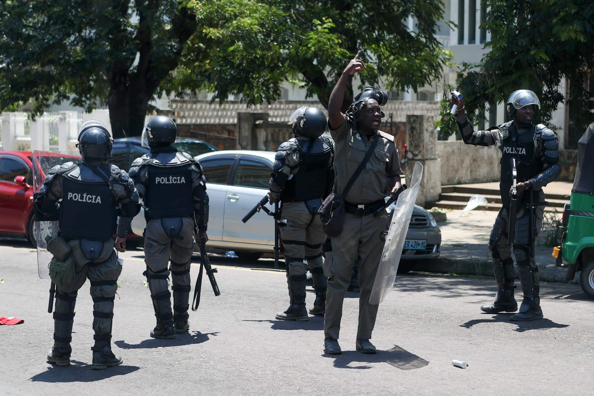 Miembros de la policía antidisturbios se encuentran en una calle durante una protesta de simpatizantes de la Resistencia Nacional Mozambiqueña (RENAMO) en repudio a los resultados de las sextas elecciones municipales en Maputo, Mozambique, el 27 de octubre de 2023. La Comisión Nacional Electoral (CNE) de Mozambique declaró el triunfo del partido gobernante, Frelimo, en 64 de los 65 municipios del país el 26 de octubre. (Elecciones, Protestas) 
EFE/EPA/LUISA NHANTUMBO