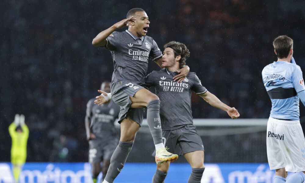 El delantero del Real Madrid Kylian Mbappé (i) celebra su gol ante el Celta con Fran García, durante el partido de la décima jornada de LaLiga EA Sports en el estadio de Balaídos. EFE/Lavandeira