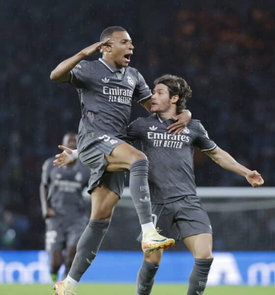 El delantero del Real Madrid Kylian Mbappé (i) celebra su gol ante el Celta con Fran García, durante el partido de la décima jornada de LaLiga EA Sports en el estadio de Balaídos. EFE/Lavandeira