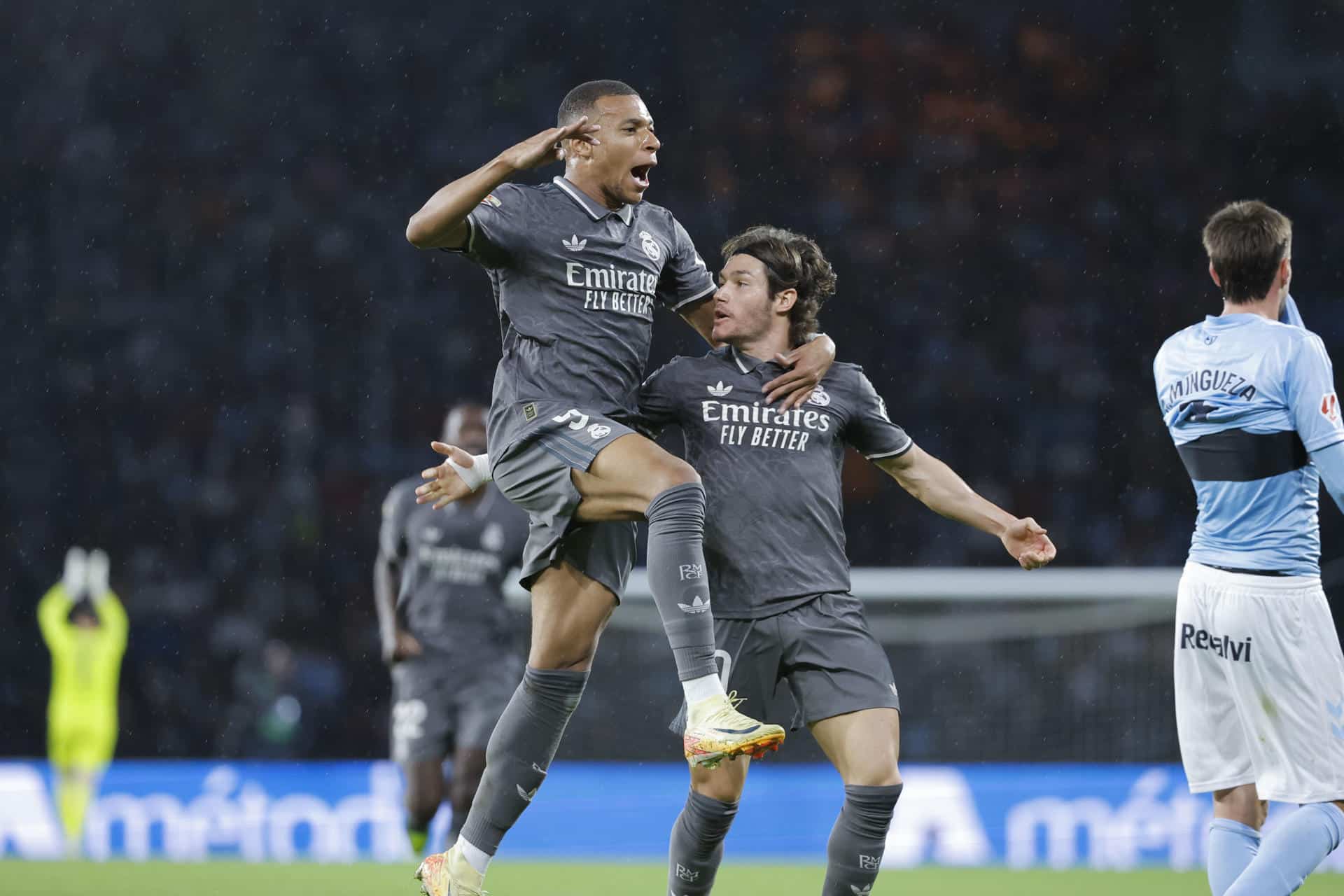 El delantero del Real Madrid Kylian Mbappé (i) celebra su gol ante el Celta con Fran García, durante el partido de la décima jornada de LaLiga EA Sports en el estadio de Balaídos. EFE/Lavandeira