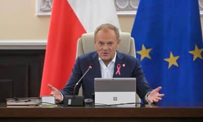 El primer ministro polaco, Donald Tusk, asiste a la reunión del gobierno en la Cancillería del Primer Ministro en Varsovia, Polonia, el 15 de octubre de 2024. Donald Tusk ha reavivado el debate sobre la migración en la UE, afirma el diario Financial Times del 15 de octubre. Donald Tusk anunció su inesperada decisión de retirar el derecho a solicitar asilo en Polonia varios días antes de la cumbre de la UE, donde el tema dominará la agenda, indicó el diario. Según FT, el primer ministro polaco es uno de los varios líderes europeos que ha tomado medidas unilaterales para restringir la migración. (Polonia, Varsovia) EFE/EPA/Marcin Obara POLONIA FUERA