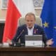 El primer ministro polaco, Donald Tusk, asiste a la reunión del gobierno en la Cancillería del Primer Ministro en Varsovia, Polonia, el 15 de octubre de 2024. Donald Tusk ha reavivado el debate sobre la migración en la UE, afirma el diario Financial Times del 15 de octubre. Donald Tusk anunció su inesperada decisión de retirar el derecho a solicitar asilo en Polonia varios días antes de la cumbre de la UE, donde el tema dominará la agenda, indicó el diario. Según FT, el primer ministro polaco es uno de los varios líderes europeos que ha tomado medidas unilaterales para restringir la migración. (Polonia, Varsovia) EFE/EPA/Marcin Obara POLONIA FUERA