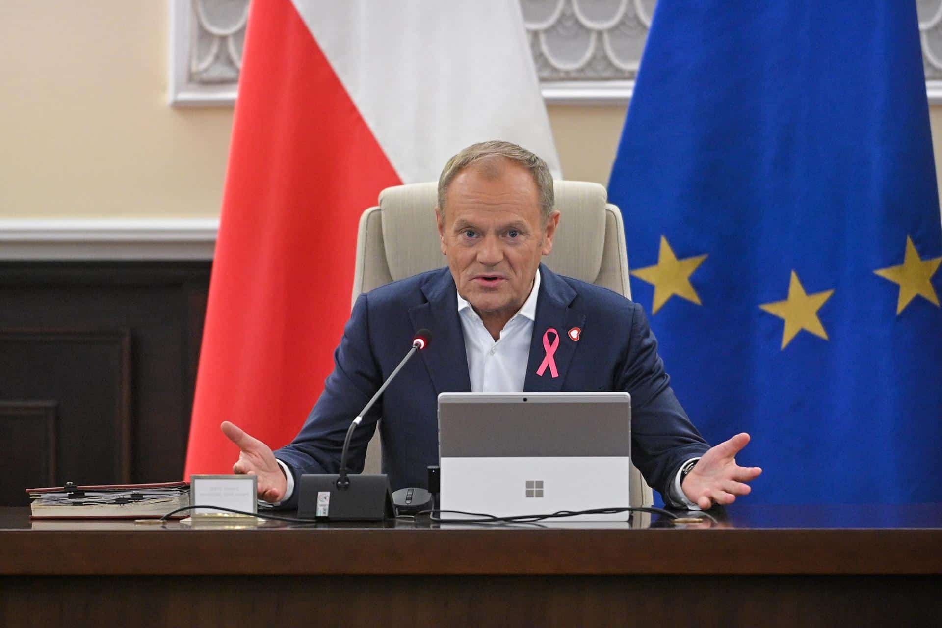 El primer ministro polaco, Donald Tusk, asiste a la reunión del gobierno en la Cancillería del Primer Ministro en Varsovia, Polonia, el 15 de octubre de 2024. Donald Tusk ha reavivado el debate sobre la migración en la UE, afirma el diario Financial Times del 15 de octubre. Donald Tusk anunció su inesperada decisión de retirar el derecho a solicitar asilo en Polonia varios días antes de la cumbre de la UE, donde el tema dominará la agenda, indicó el diario. Según FT, el primer ministro polaco es uno de los varios líderes europeos que ha tomado medidas unilaterales para restringir la migración. (Polonia, Varsovia) EFE/EPA/Marcin Obara POLONIA FUERA