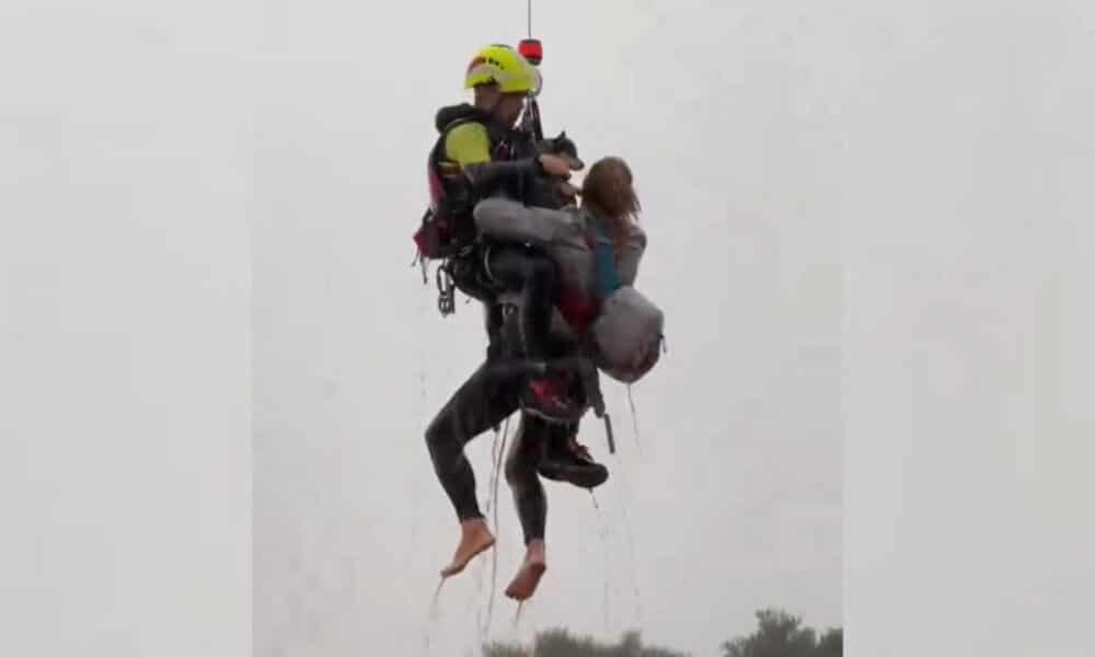 Captura de un video facilitado por la UME del rescate de una mujer con sus mascotas de su casa de madera en Utiel (Valencia) inundada por la dana. El personal del tercer batallón de la Unidad Militar de Emergencias (UME) se ha desplegado en los municipios valencianos de Utiel y Requena, en el interior de la provincia de Valencia, y en Xirivella y Alaquàs, en el área metropolitana. EFE/UME -SOLO USO EDITORIAL/SOLO DISPONIBLE PARA ILUSTRAR LA NOTICIA QUE ACOMPAÑA (CRÉDITO OBLIGATORIO)-