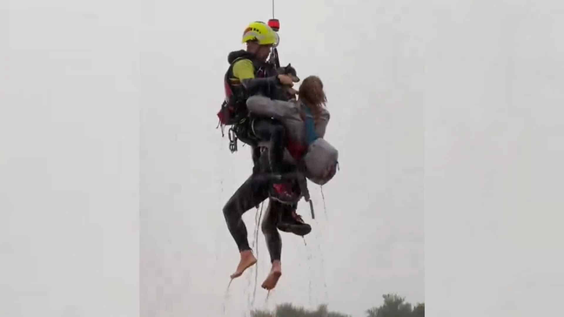 Captura de un video facilitado por la UME del rescate de una mujer con sus mascotas de su casa de madera en Utiel (Valencia) inundada por la dana. El personal del tercer batallón de la Unidad Militar de Emergencias (UME) se ha desplegado en los municipios valencianos de Utiel y Requena, en el interior de la provincia de Valencia, y en Xirivella y Alaquàs, en el área metropolitana. EFE/UME -SOLO USO EDITORIAL/SOLO DISPONIBLE PARA ILUSTRAR LA NOTICIA QUE ACOMPAÑA (CRÉDITO OBLIGATORIO)-